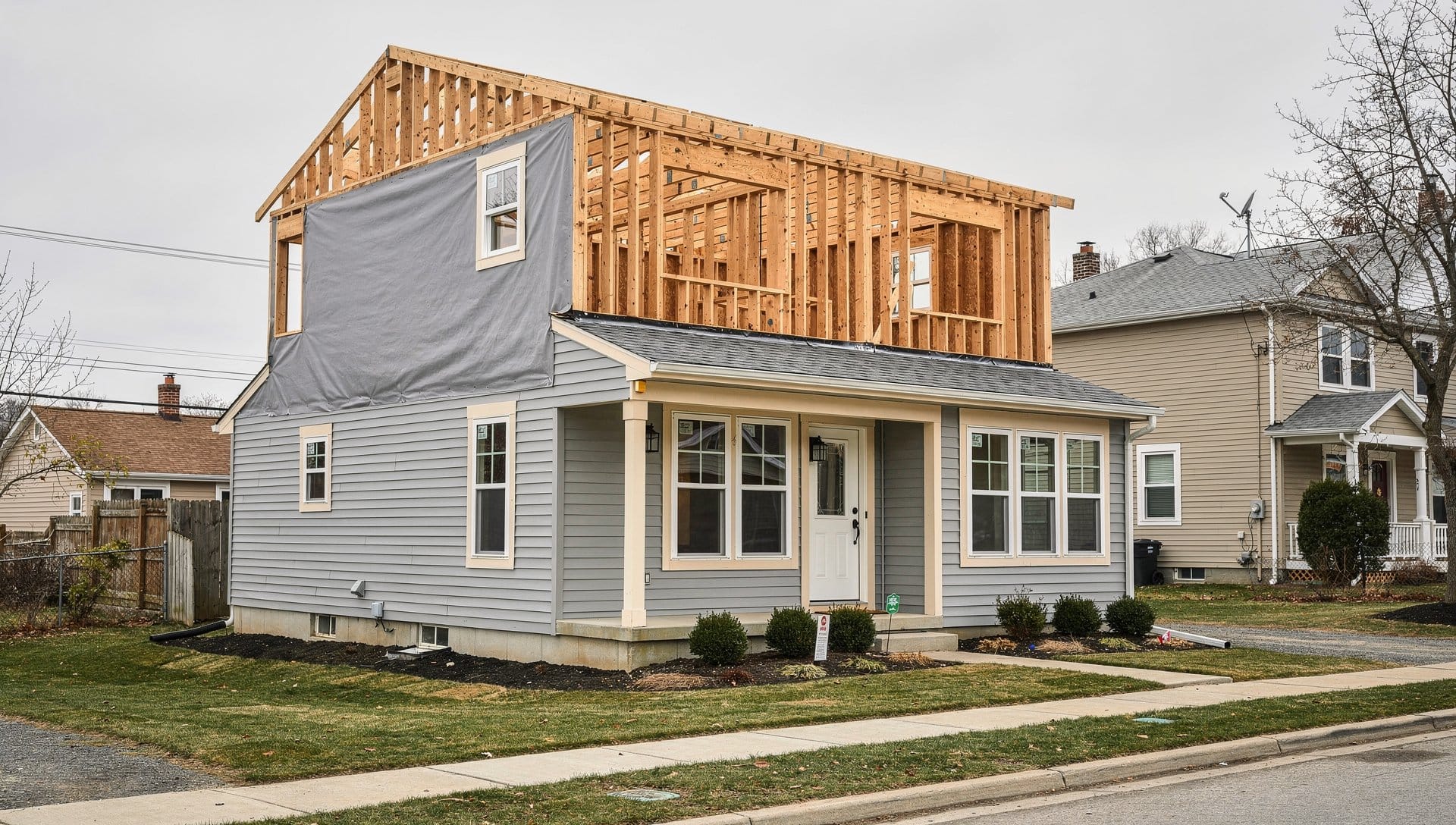 L'ajout d'un étage transforme un bungalow en maison à deux niveaux.